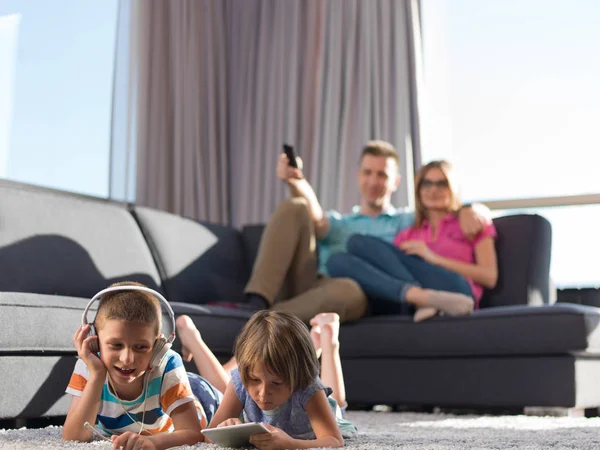 Happy Young Family Gra Razem Domu Kids Pomocą Tabletu Podłodze — Zdjęcie stockowe