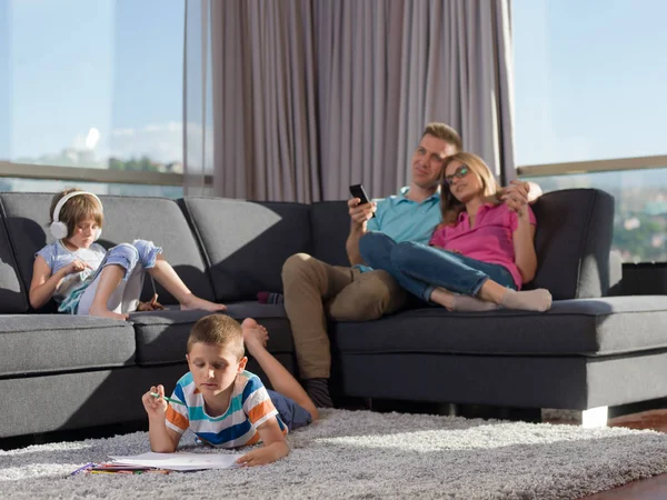 Happy Young Family Giocare Insieme Casa Con Tablet Set Disegno — Foto Stock