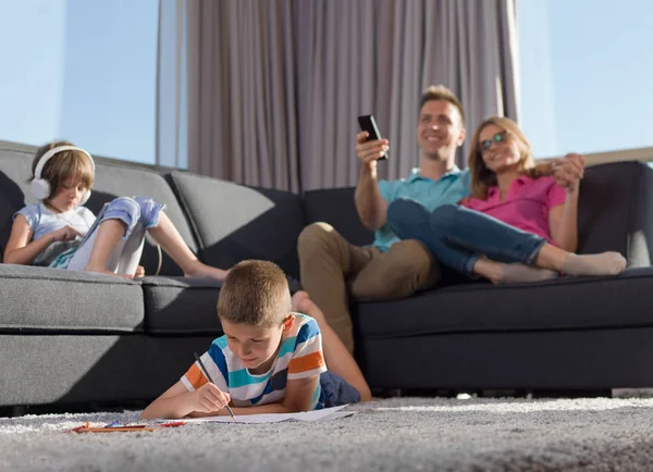Mutlu Genç Aile Oynarken Birlikte Evde Bir Tablet Bir Çocuk — Stok fotoğraf