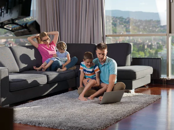 Młoda Szczęśliwa Rodzina Relaks Domu Pomocą Laptopów Tabletów Luksusowy Salon — Zdjęcie stockowe