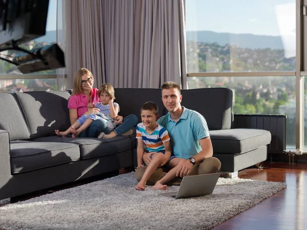 Familia Feliz Joven Que Relaja Casa Usando Computadoras Portátiles Tabletas — Foto de Stock