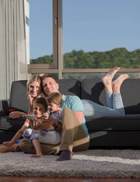 Happy Young Family Gra Razem Tabletem Domu Siedzi Kanapie — Zdjęcie stockowe