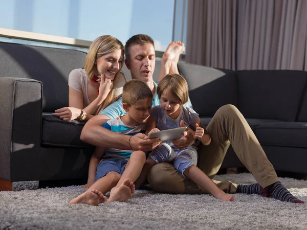 Happy Young Family Παίζοντας Μαζί Tablet Στο Σπίτι Κάθεται Στον — Φωτογραφία Αρχείου