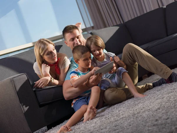 Happy Young Family Jugando Juntos Con Tableta Casa Sentado Sofá — Foto de Stock