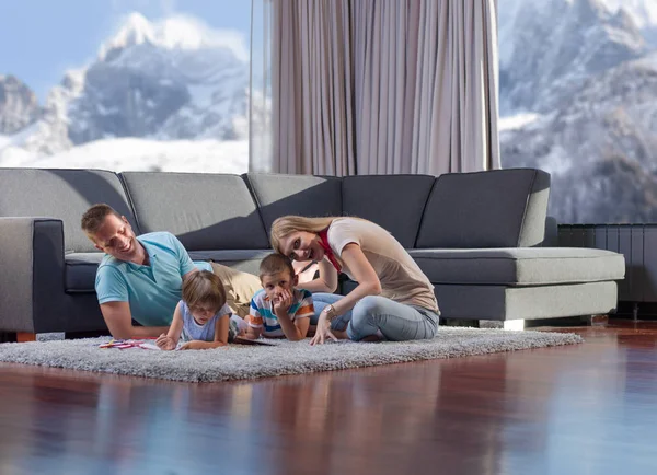 Glückliche Junge Familie Spielt Zusammen Mit Tablet Hause Auf Dem — Stockfoto
