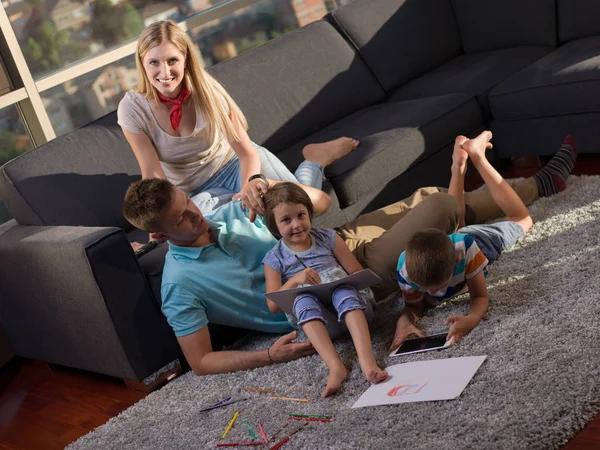 Jovem Família Feliz Brincando Juntos Casa Usando Tablet Conjunto Desenho — Fotografia de Stock