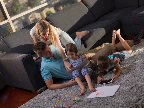 快乐的年轻家庭一起玩在家里使用平板电脑和儿童的绘图集 — 图库照片