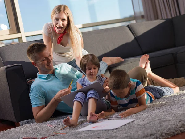 Glückliche Junge Familie Die Hause Mit Tablet Und Kinderzeichenset Zusammen — Stockfoto