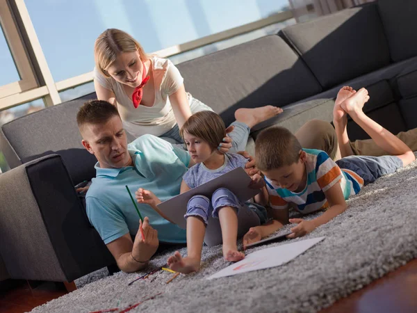 Glückliche Junge Familie Die Hause Mit Tablet Und Kinderzeichenset Zusammen — Stockfoto