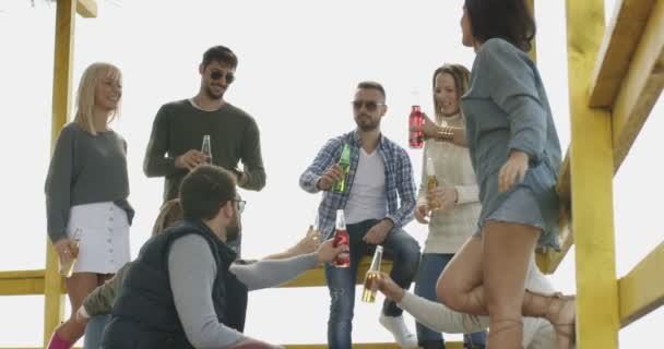 Frineds Tostadas Beber Cerveza Playa — Vídeos de Stock