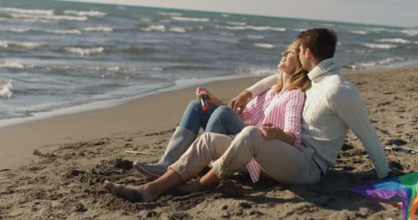 Пара Отдыхает Веселится Пляже Течение Осеннего Дня — стоковое видео
