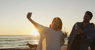 Arkadaşlar dışarıda eğleniyor.