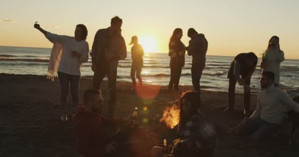 Grupo Jóvenes Divirtiéndose Playa Alrededor Hoguera Atardecer — Vídeo de stock