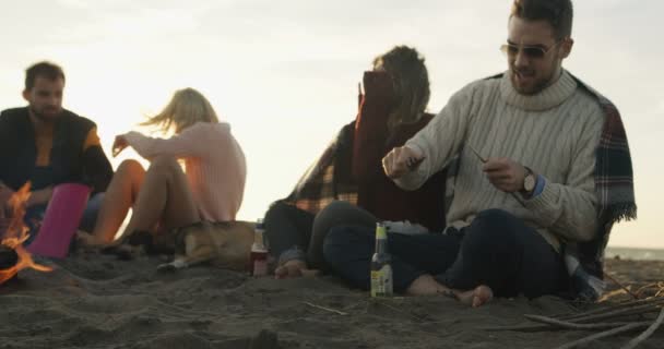 Amis Détendre Bonfire Beach Party Tourné Sur Hélium Rouge — Video