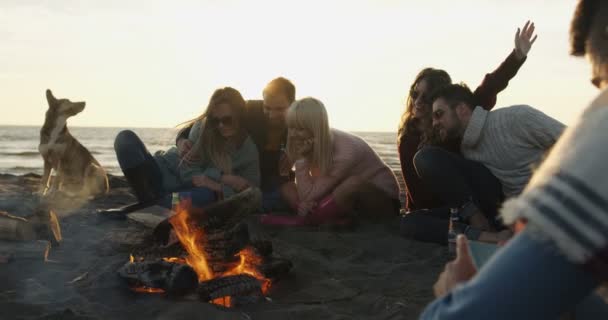 Vrienden Ontspannen Bonfire Beach Party Schot Rood Helium — Stockvideo