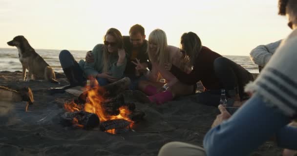 Barátok Lazítanak Bonfire Beach Partin Vörös Hélium Lőtték — Stock videók
