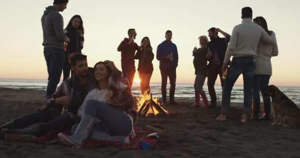 在海滩派对上 朋友们和朋友们在篝火边喝啤酒 — 图库视频影像