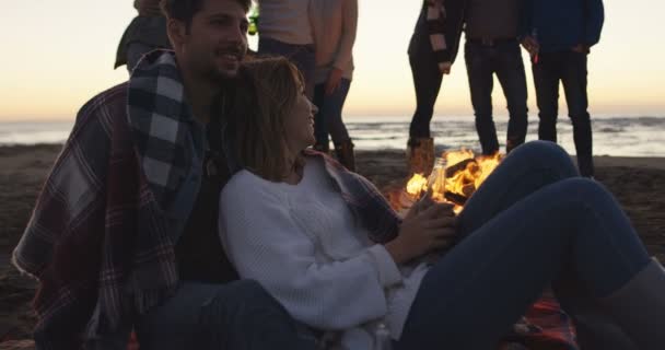 Vänner Som Dricker Med Vänner Bredvid Brasan Strandparty — Stockvideo