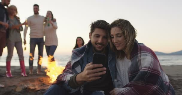 Couple Profitant Feu Joie Avec Des Amis Sur Plage — Video