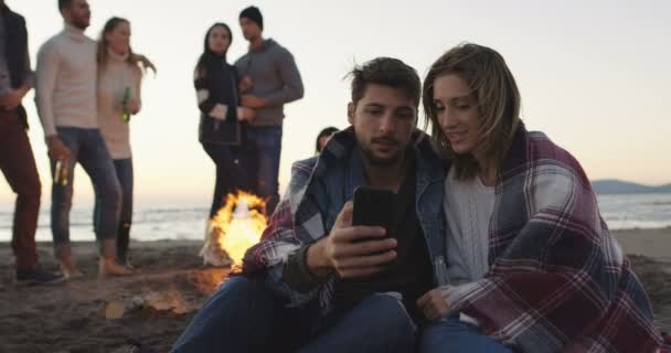 Couple Profitant Feu Joie Avec Des Amis Sur Plage — Video