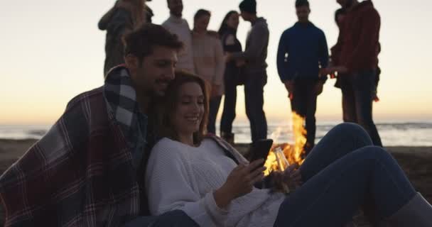 Cuplu Care Bucură Foc Tabără Prietenii Plajă — Videoclip de stoc