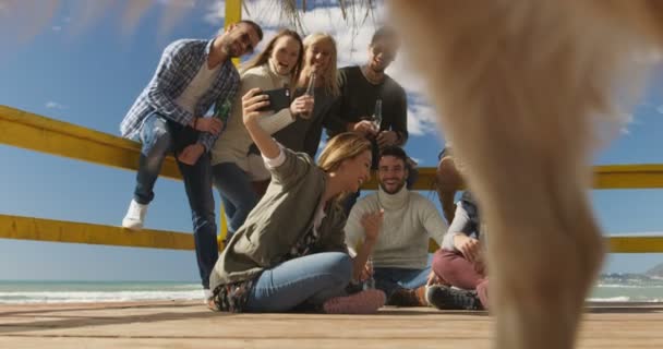 Happy Group Friends Παρέα Στο Beach House Διασκεδάζοντας Και Πίνοντας — Αρχείο Βίντεο