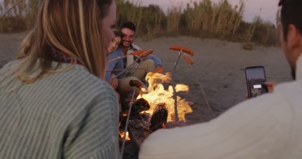 Groep Jonge Vrienden Die Avonds Laat Bij Het Vuur Zitten — Stockvideo