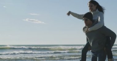 Kumsalda genç bir çift eğlenmek