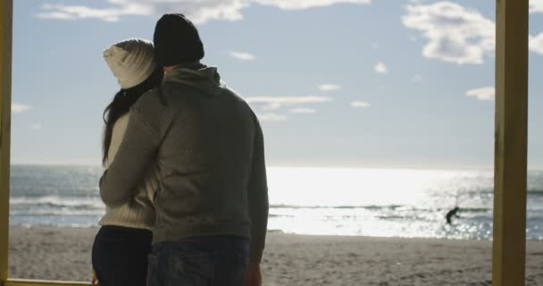 Junges Paar am Strand hat Spaß — Stockvideo