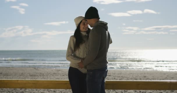 Молода пара на пляжі отримує задоволення — стокове відео