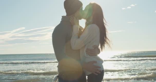 Bavit se mladý pár na pláži — Stock video