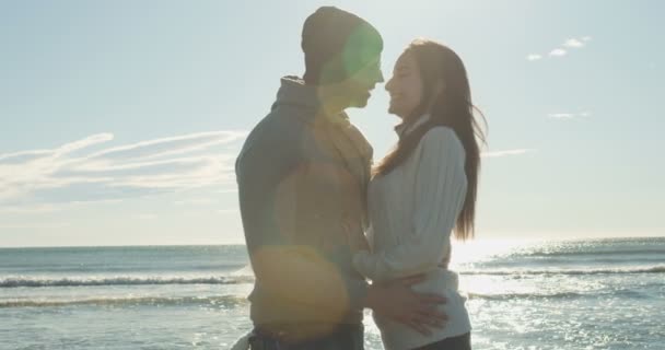 Jong koppel op strand plezier — Stockvideo