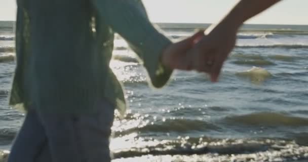 Paar Amüsiert Sich Sonnigem Tag Strand — Stockvideo