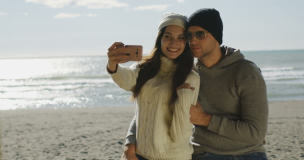 Jovem casal na praia se divertir — Vídeo de Stock