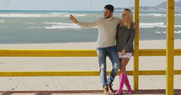 Paar Ontspannen Genieten Van Tijd Samen Het Strand — Stockvideo