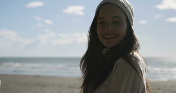 Молодая Красивая Женщина Пляже — стоковое видео