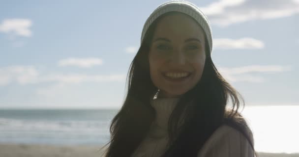 Joven Hermosa Mujer Playa — Vídeos de Stock