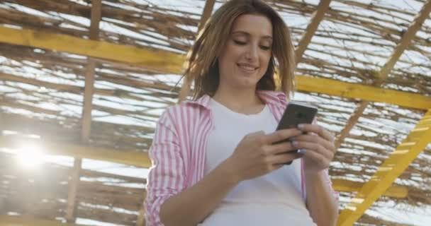 Femmina Utilizza App Smartphone Cellulare Spiaggia Durante Tramonto — Video Stock