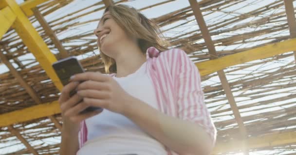 Vrouw Maakt Gebruik Van Mobiele Mobiele Smartphone App Het Strand — Stockvideo