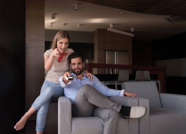 Televizyon izlerken koltukta genç Çift