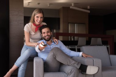 Televizyon izlerken koltukta genç Çift