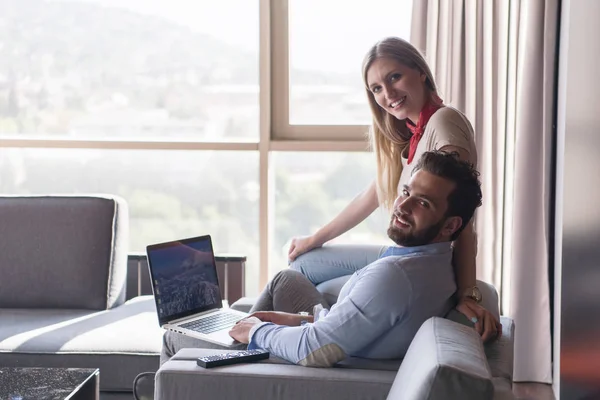 Casal relaxante em casa usando computadores portáteis — Fotografia de Stock