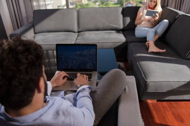 tablet ve dizüstü bilgisayarlar kullanarak evde rahatlatıcı Çift