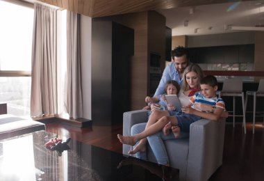 mutlu genç çift çocuklar ile vakit