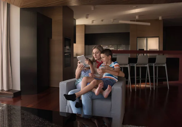 Feliz joven madre pasar tiempo con los niños — Foto de Stock