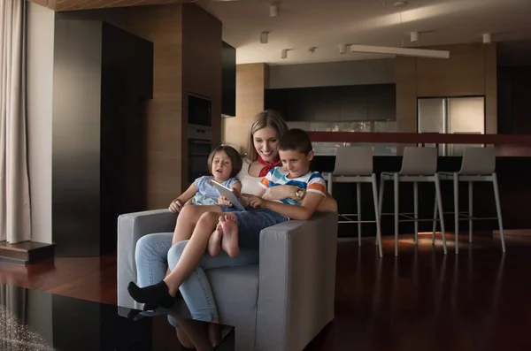 Feliz joven madre pasar tiempo con los niños —  Fotos de Stock