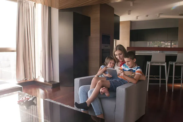 Feliz joven madre pasar tiempo con los niños — Foto de Stock