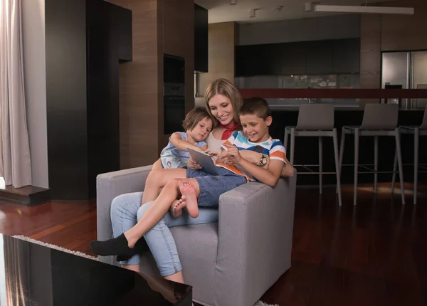 Feliz joven madre pasar tiempo con los niños —  Fotos de Stock