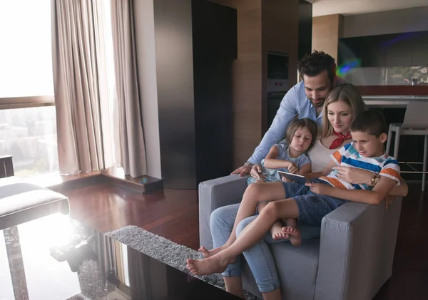 Heureux jeune couple passer du temps avec les enfants — Photo