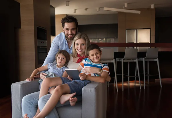 Heureux jeune couple passer du temps avec les enfants — Photo